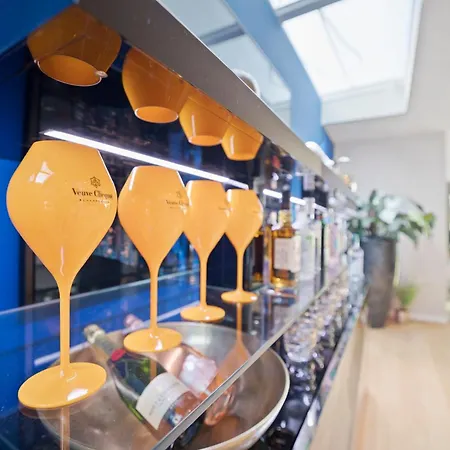 Exclusive Spacious Apt. With Garden In Zurigo