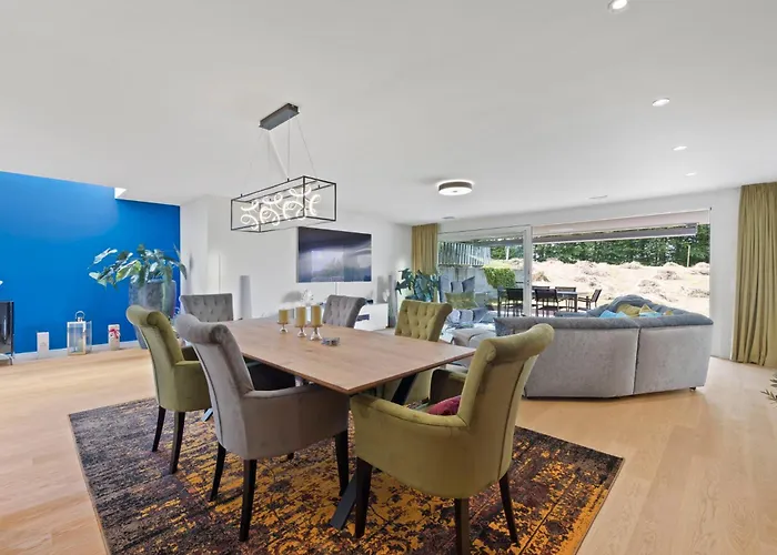 Exclusive Spacious Apt. With Garden In Lägenhet