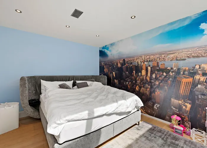 Exclusive Spacious Apt. With Garden In Lägenhet