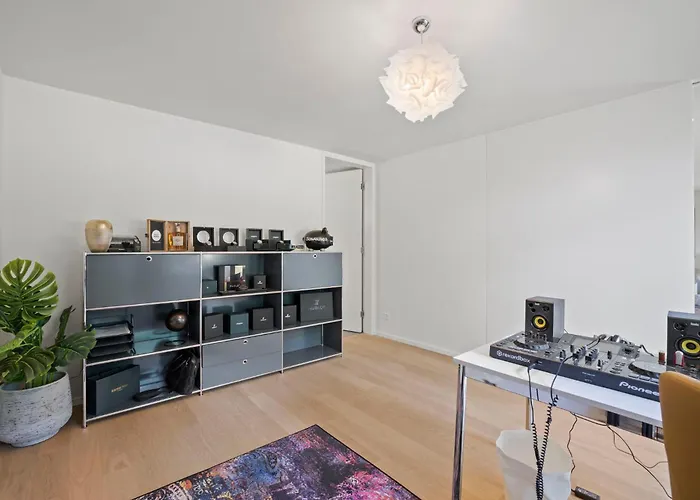 Exclusive Spacious Apt. With Garden In Lägenhet *