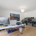 Apartment Exclusive Spacious Apt. With Garden In