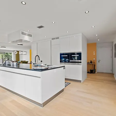 Exclusive Spacious Apt. With Garden In شقة