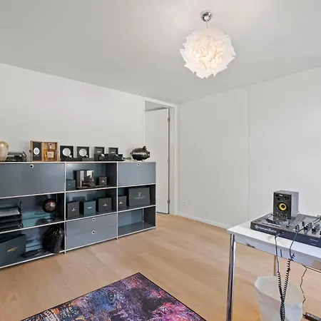 Exclusive Spacious Apt. With Garden In شقة *