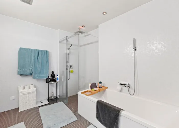 公寓 Exclusive Spacious Apt. With Garden In *