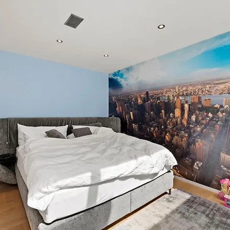 Exclusive Spacious Apt. With Garden In Apartmán